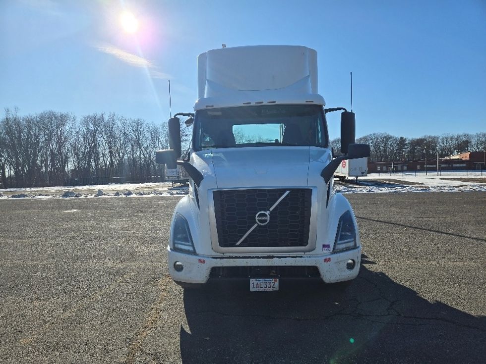 Day Cab Tractor-Heavy Duty Tractors-Volvo-2020-VNR64300-Chicopee-MA-531,997\n\t\tmiles-$ 31,750 - Image 2
