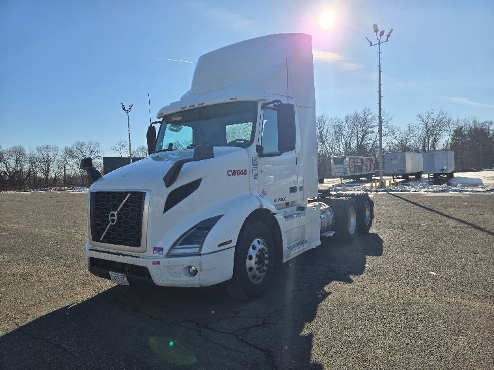 Day Cab Tractor-Heavy Duty Tractors-Volvo-2020-VNR64300-Chicopee-MA-531,997\n\t\tmiles-$ 31,750 - Image 3