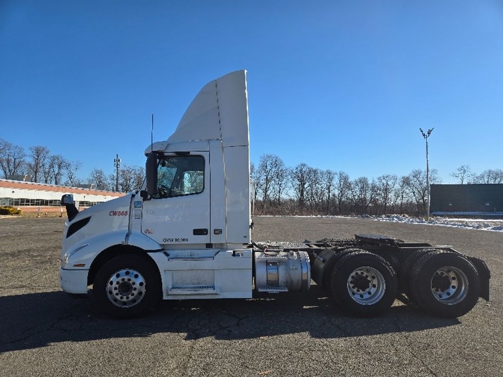 Day Cab Tractor-Heavy Duty Tractors-Volvo-2020-VNR64300-Chicopee-MA-531,997\n\t\tmiles-$ 31,750 - Image 4