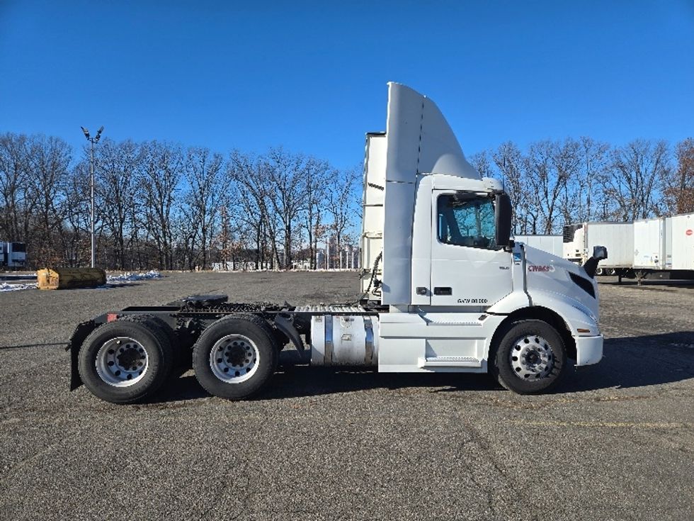 Day Cab Tractor-Heavy Duty Tractors-Volvo-2020-VNR64300-Chicopee-MA-531,997\n\t\tmiles-$ 31,750 - Image 6