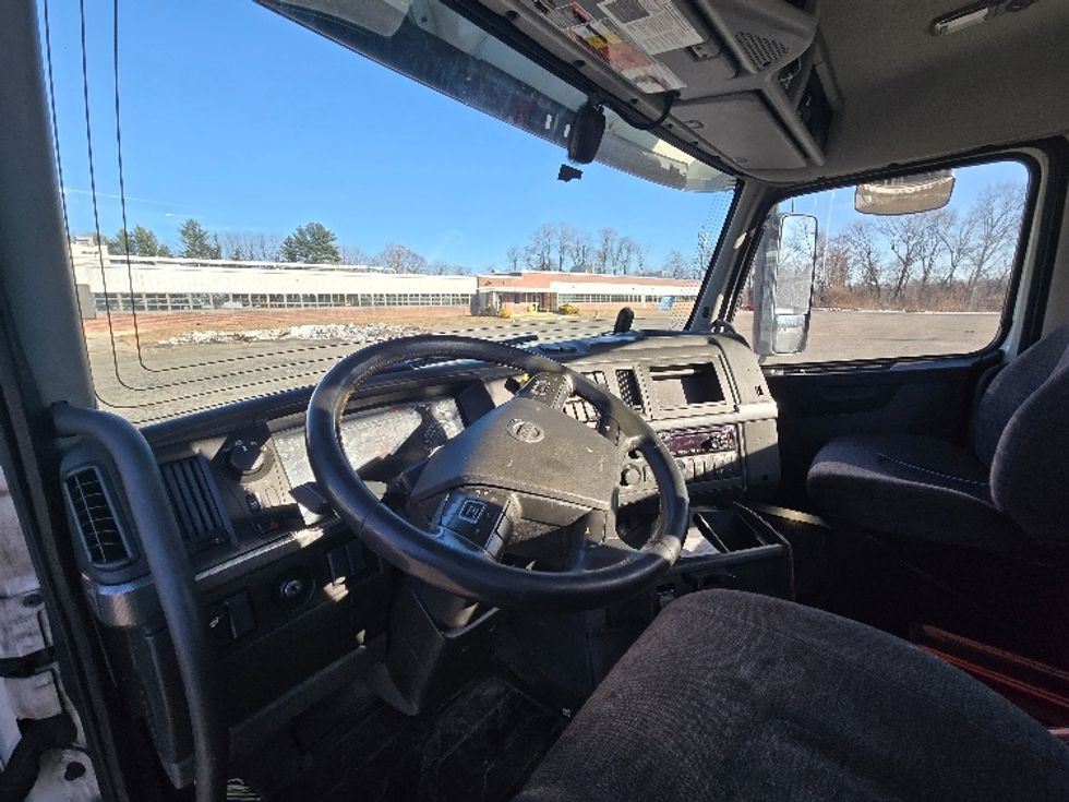 Day Cab Tractor-Heavy Duty Tractors-Volvo-2020-VNR64300-Chicopee-MA-531,997\n\t\tmiles-$ 31,750 - Image 7