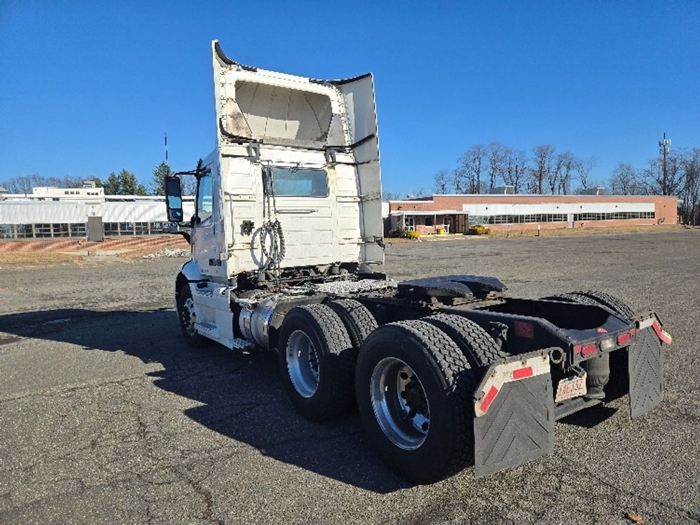 Day Cab Tractor-Heavy Duty Tractors-Volvo-2020-VNR64300-Chicopee-MA-531,997\n\t\tmiles-$ 31,750 - Image 8