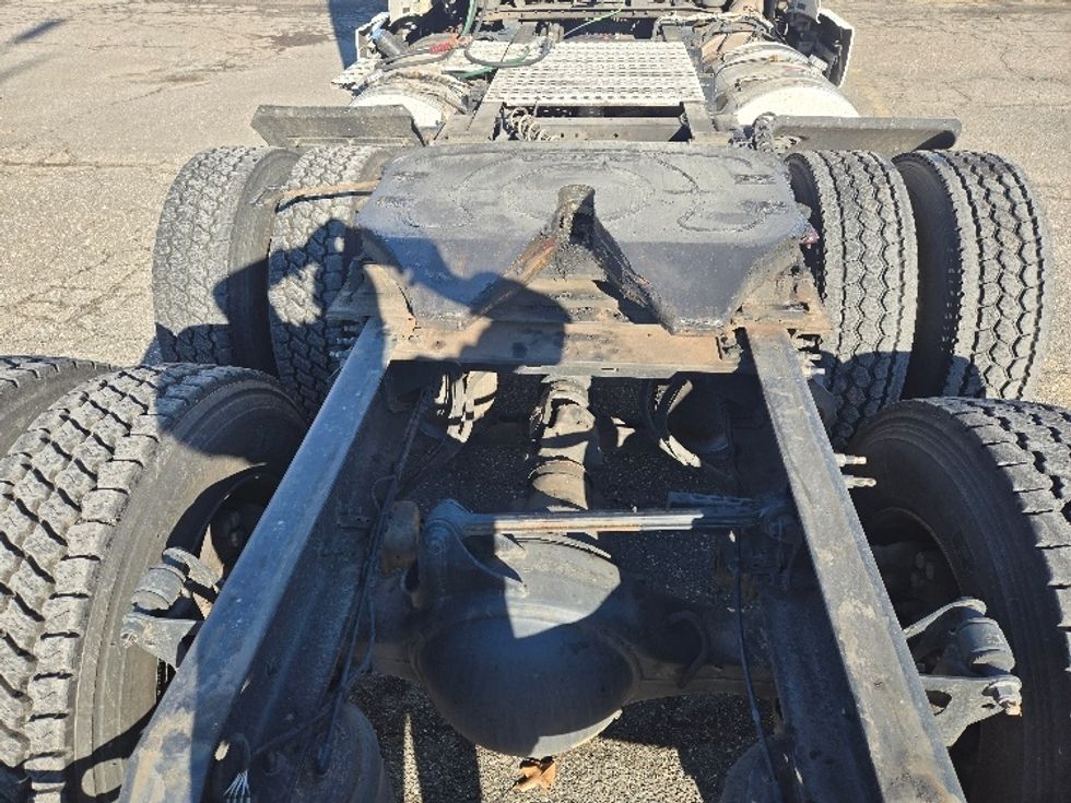 Day Cab Tractor-Heavy Duty Tractors-Volvo-2020-VNR64300-Chicopee-MA-531,997\n\t\tmiles-$ 31,750 - Image 9