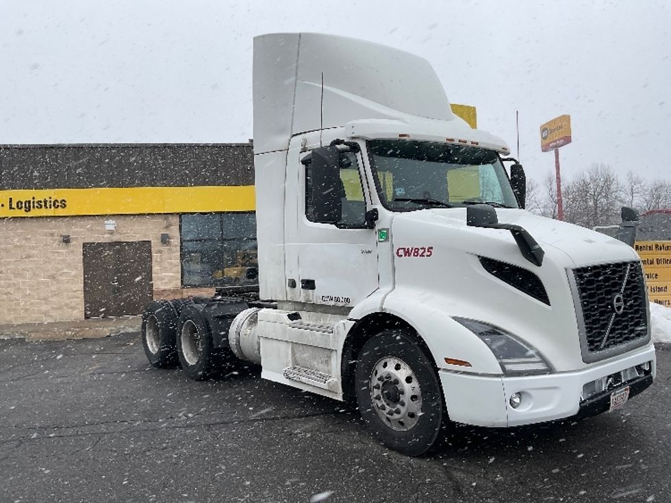 Day Cab Tractor-Heavy Duty Tractors-Volvo-2020-VNR64300-Chicopee-MA-560,459\n\t\tmiles-$ 28,250 - Image 1
