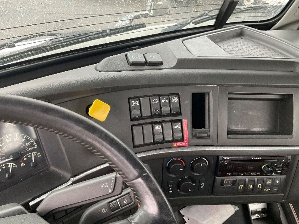 Day Cab Tractor-Heavy Duty Tractors-Volvo-2020-VNR64300-Chicopee-MA-560,459\n\t\tmiles-$ 28,250 - Image 11