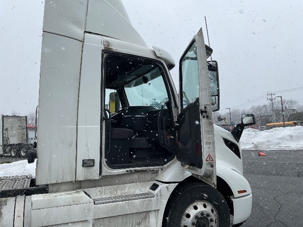 Day Cab Tractor-Heavy Duty Tractors-Volvo-2020-VNR64300-Chicopee-MA-560,459\n\t\tmiles-$ 28,250 - Image 12