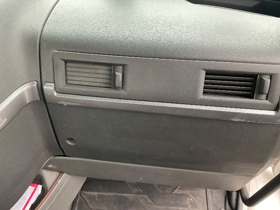 Day Cab Tractor-Heavy Duty Tractors-Volvo-2020-VNR64300-Chicopee-MA-560,459\n\t\tmiles-$ 28,250 - Image 13