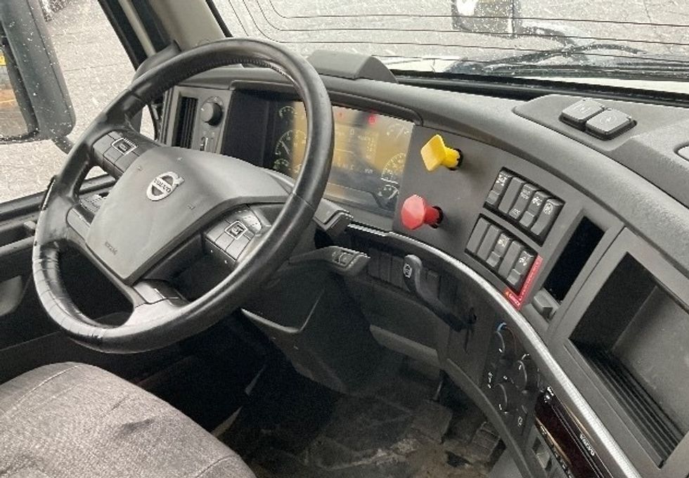 Day Cab Tractor-Heavy Duty Tractors-Volvo-2020-VNR64300-Chicopee-MA-560,459\n\t\tmiles-$ 28,250 - Image 14