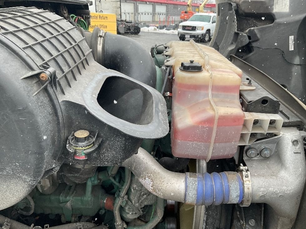 Day Cab Tractor-Heavy Duty Tractors-Volvo-2020-VNR64300-Chicopee-MA-560,459\n\t\tmiles-$ 28,250 - Image 15