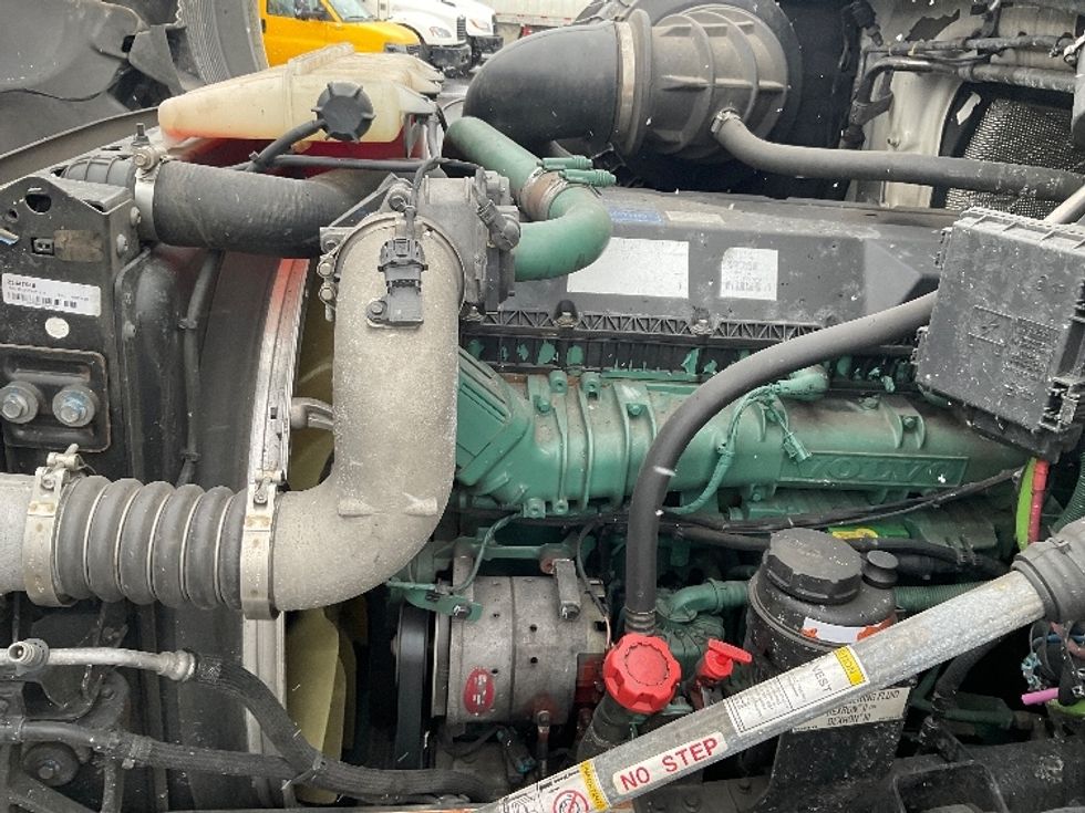 Day Cab Tractor-Heavy Duty Tractors-Volvo-2020-VNR64300-Chicopee-MA-560,459\n\t\tmiles-$ 28,250 - Image 16