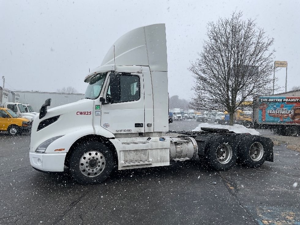 Day Cab Tractor-Heavy Duty Tractors-Volvo-2020-VNR64300-Chicopee-MA-560,459\n\t\tmiles-$ 28,250 - Image 4