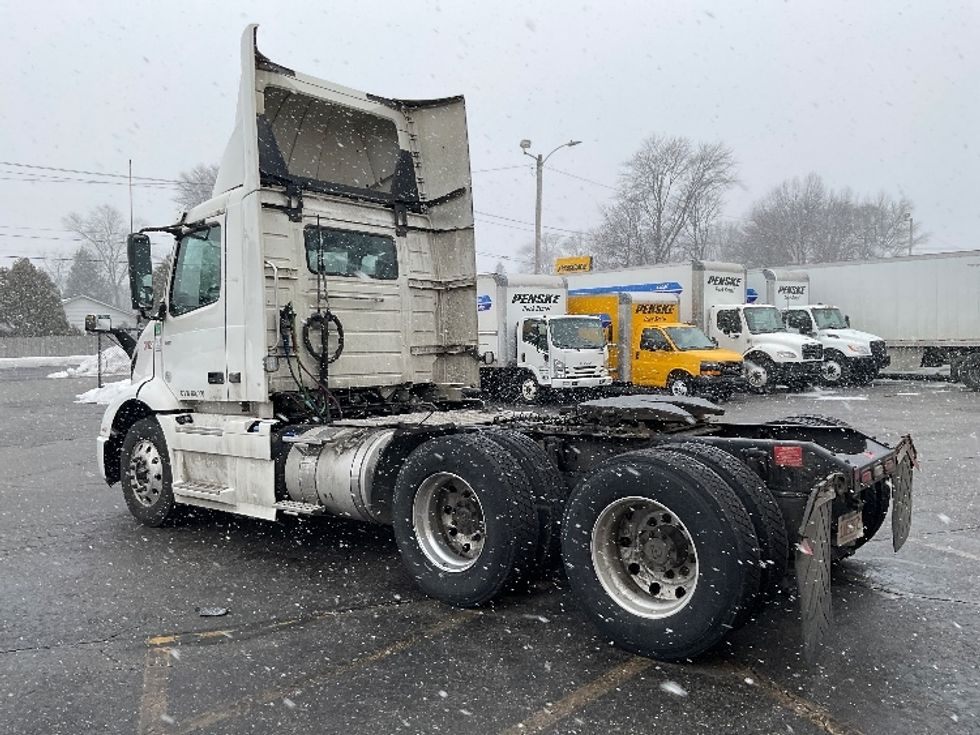 Day Cab Tractor-Heavy Duty Tractors-Volvo-2020-VNR64300-Chicopee-MA-560,459\n\t\tmiles-$ 28,250 - Image 5