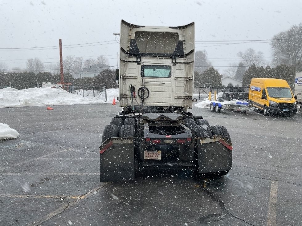 Day Cab Tractor-Heavy Duty Tractors-Volvo-2020-VNR64300-Chicopee-MA-560,459\n\t\tmiles-$ 28,250 - Image 6