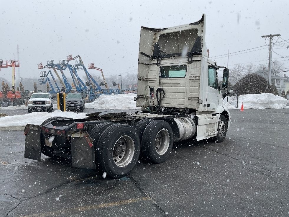 Day Cab Tractor-Heavy Duty Tractors-Volvo-2020-VNR64300-Chicopee-MA-560,459\n\t\tmiles-$ 28,250 - Image 7