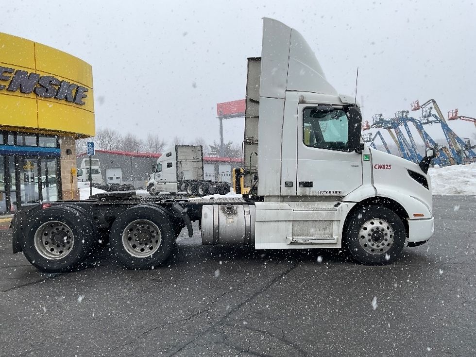 Day Cab Tractor-Heavy Duty Tractors-Volvo-2020-VNR64300-Chicopee-MA-560,459\n\t\tmiles-$ 28,250 - Image 8