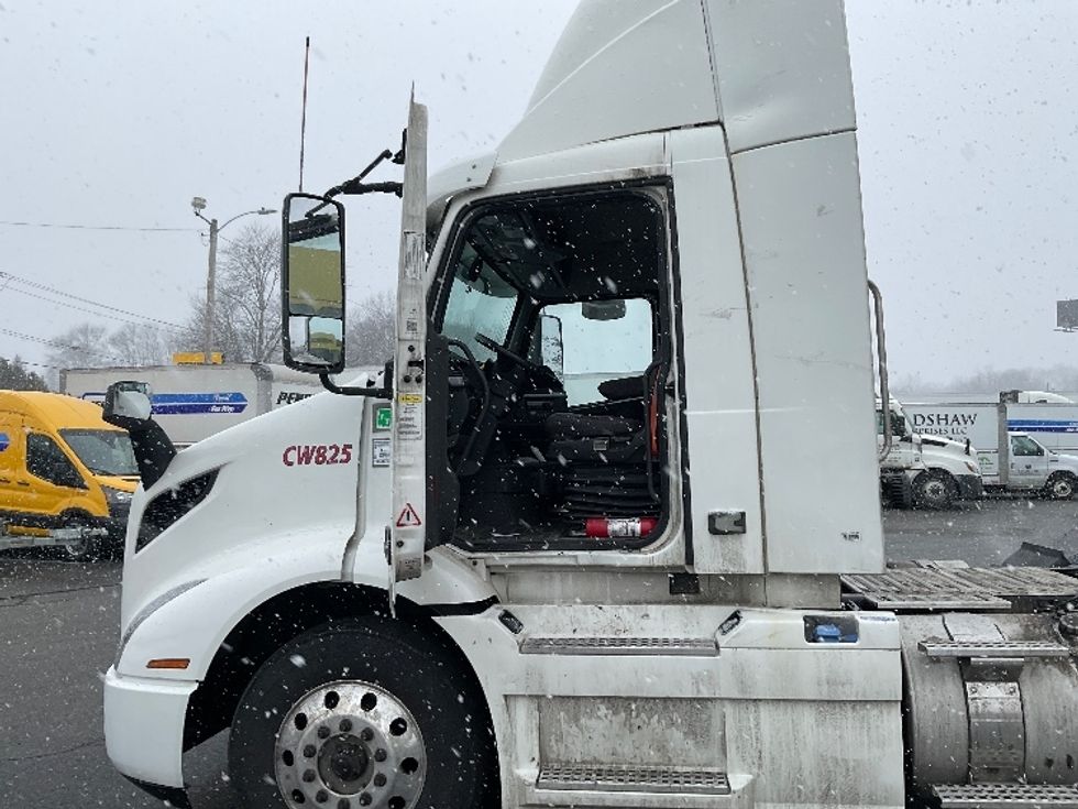 Day Cab Tractor-Heavy Duty Tractors-Volvo-2020-VNR64300-Chicopee-MA-560,459\n\t\tmiles-$ 28,250 - Image 9