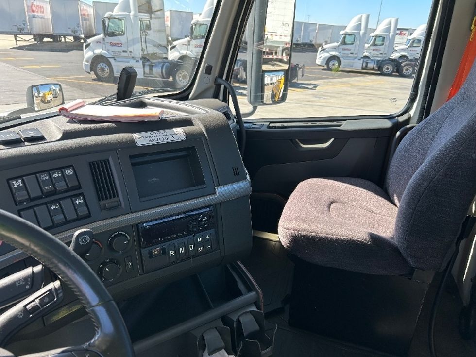 Day Cab Tractor-Heavy Duty Tractors-Volvo-2020-VNR64300-Chino-CA-433,506\n\t\tmiles-$ 57,250 - Image 10