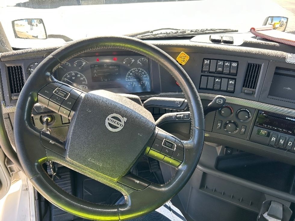Day Cab Tractor-Heavy Duty Tractors-Volvo-2020-VNR64300-Chino-CA-433,506\n\t\tmiles-$ 57,250 - Image 11