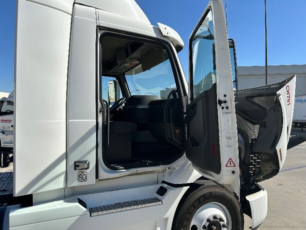 Day Cab Tractor-Heavy Duty Tractors-Volvo-2020-VNR64300-Chino-CA-433,506\n\t\tmiles-$ 57,250 - Image 12