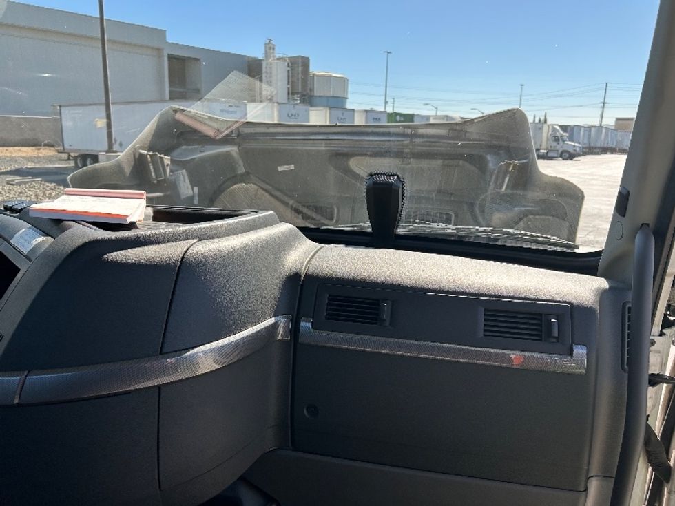 Day Cab Tractor-Heavy Duty Tractors-Volvo-2020-VNR64300-Chino-CA-433,506\n\t\tmiles-$ 57,250 - Image 13