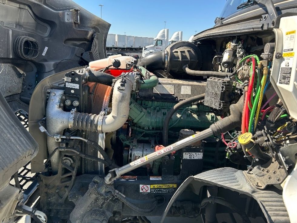 Day Cab Tractor-Heavy Duty Tractors-Volvo-2020-VNR64300-Chino-CA-433,506\n\t\tmiles-$ 57,250 - Image 16