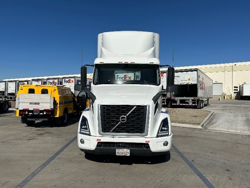 Day Cab Tractor-Heavy Duty Tractors-Volvo-2020-VNR64300-Chino-CA-433,506\n\t\tmiles-$ 57,250 - Image 2