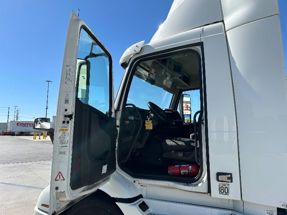 Day Cab Tractor-Heavy Duty Tractors-Volvo-2020-VNR64300-Chino-CA-433,506\n\t\tmiles-$ 57,250 - Image 9