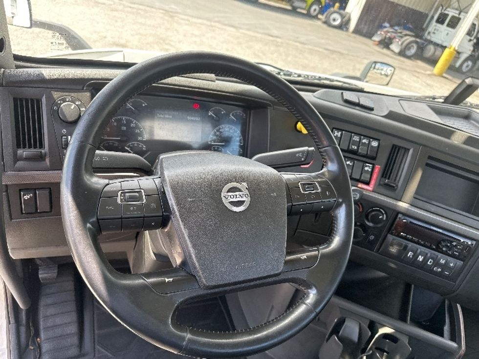 Day Cab Tractor-Heavy Duty Tractors-Volvo-2020-VNR64300-Chino-CA-504,886\n\t\tmiles-$ 51,500 - Image 11
