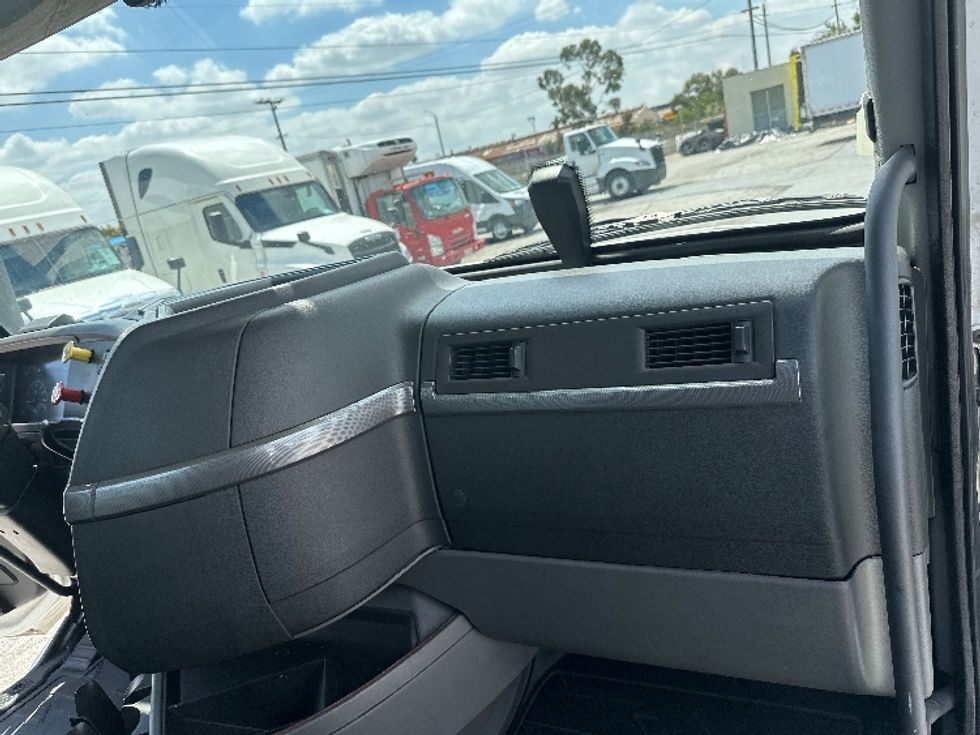 Day Cab Tractor-Heavy Duty Tractors-Volvo-2020-VNR64300-Chino-CA-504,886\n\t\tmiles-$ 51,500 - Image 13