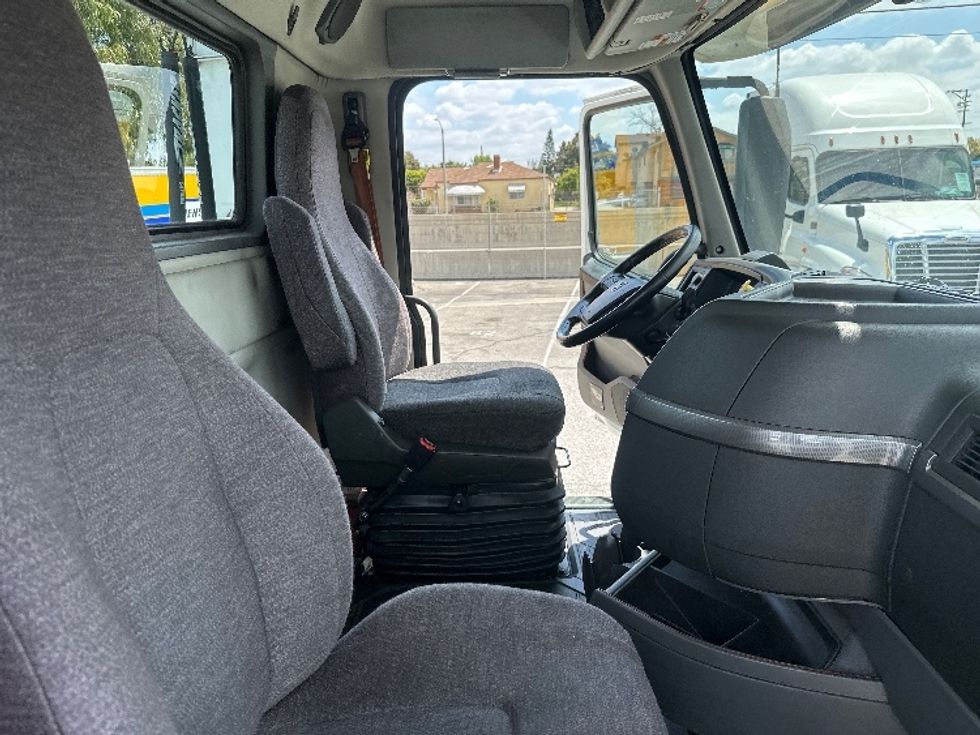 Day Cab Tractor-Heavy Duty Tractors-Volvo-2020-VNR64300-Chino-CA-504,886\n\t\tmiles-$ 51,500 - Image 14