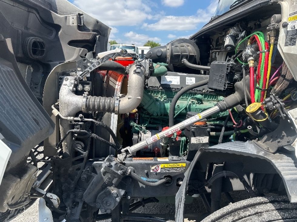 Day Cab Tractor-Heavy Duty Tractors-Volvo-2020-VNR64300-Chino-CA-504,886\n\t\tmiles-$ 51,500 - Image 16