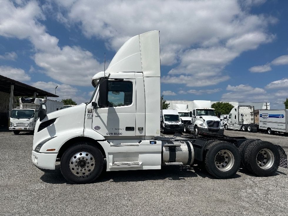 Day Cab Tractor-Heavy Duty Tractors-Volvo-2020-VNR64300-Chino-CA-504,886\n\t\tmiles-$ 51,500 - Image 4