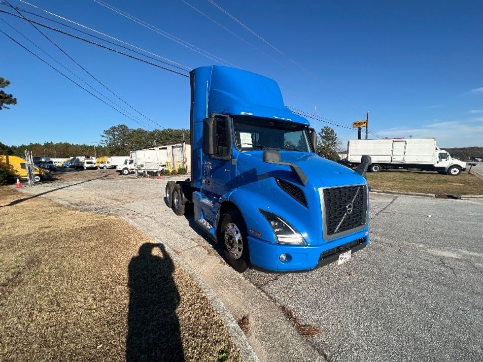 Day Cab Tractor-Heavy Duty Tractors-Volvo-2020-VNR64300-Conyers-GA-338,908\n\t\tmiles-$ 61,000 - Image 1