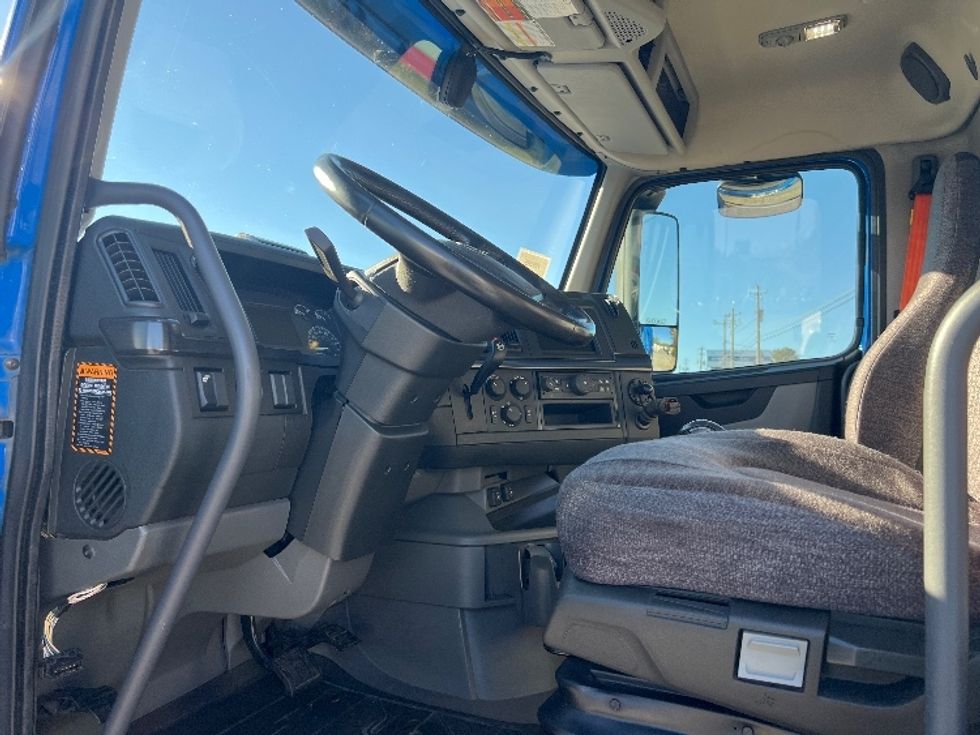 Day Cab Tractor-Heavy Duty Tractors-Volvo-2020-VNR64300-Conyers-GA-338,908\n\t\tmiles-$ 61,000 - Image 10