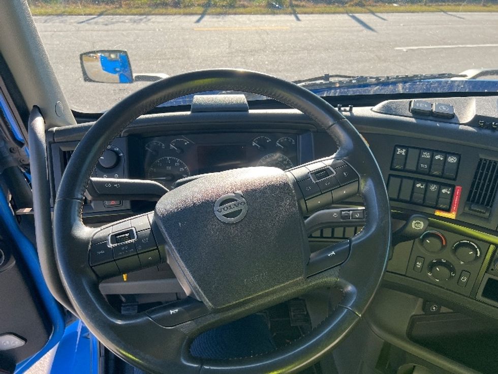 Day Cab Tractor-Heavy Duty Tractors-Volvo-2020-VNR64300-Conyers-GA-338,908\n\t\tmiles-$ 61,000 - Image 11