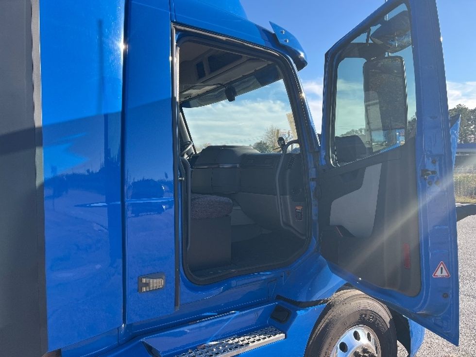 Day Cab Tractor-Heavy Duty Tractors-Volvo-2020-VNR64300-Conyers-GA-338,908\n\t\tmiles-$ 61,000 - Image 12