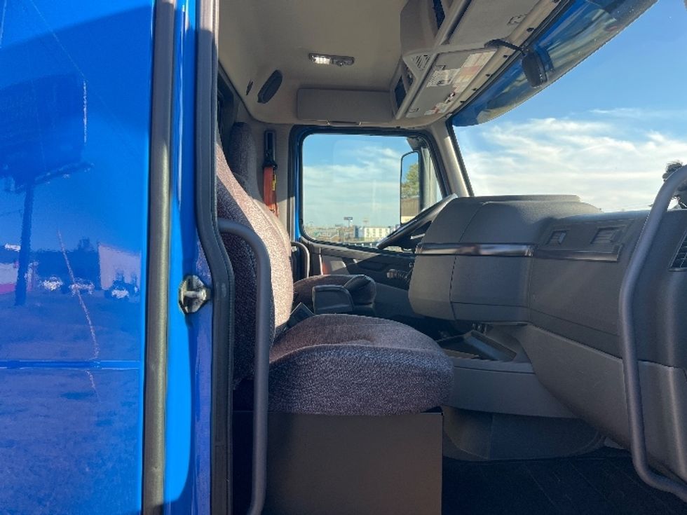 Day Cab Tractor-Heavy Duty Tractors-Volvo-2020-VNR64300-Conyers-GA-338,908\n\t\tmiles-$ 61,000 - Image 14