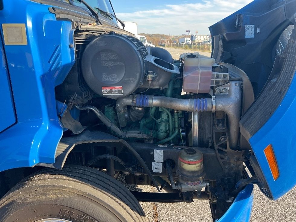 Day Cab Tractor-Heavy Duty Tractors-Volvo-2020-VNR64300-Conyers-GA-338,908\n\t\tmiles-$ 61,000 - Image 15