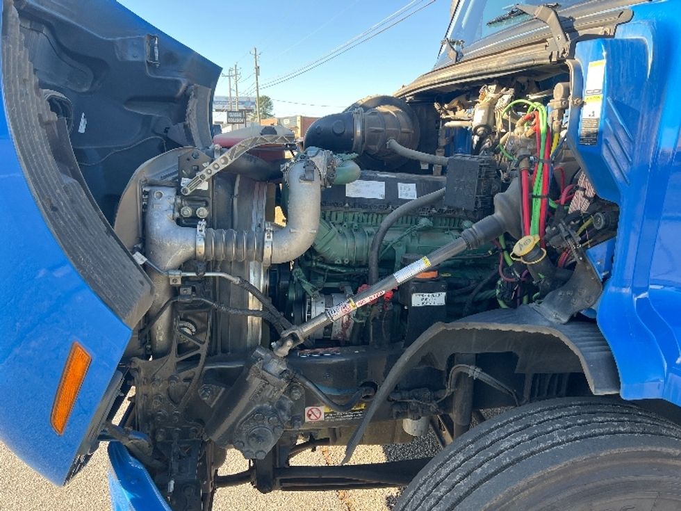 Day Cab Tractor-Heavy Duty Tractors-Volvo-2020-VNR64300-Conyers-GA-338,908\n\t\tmiles-$ 61,000 - Image 16