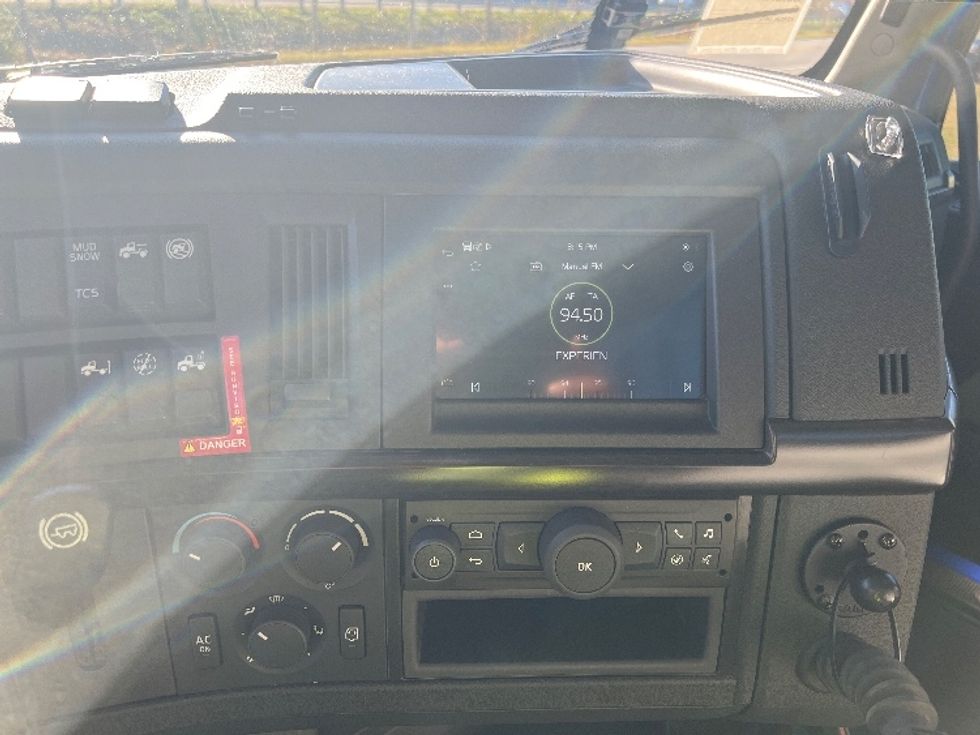 Day Cab Tractor-Heavy Duty Tractors-Volvo-2020-VNR64300-Conyers-GA-338,908\n\t\tmiles-$ 61,000 - Image 17