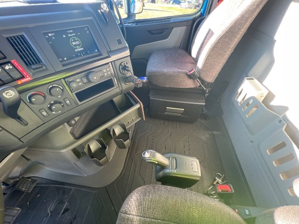 Day Cab Tractor-Heavy Duty Tractors-Volvo-2020-VNR64300-Conyers-GA-338,908\n\t\tmiles-$ 61,000 - Image 18