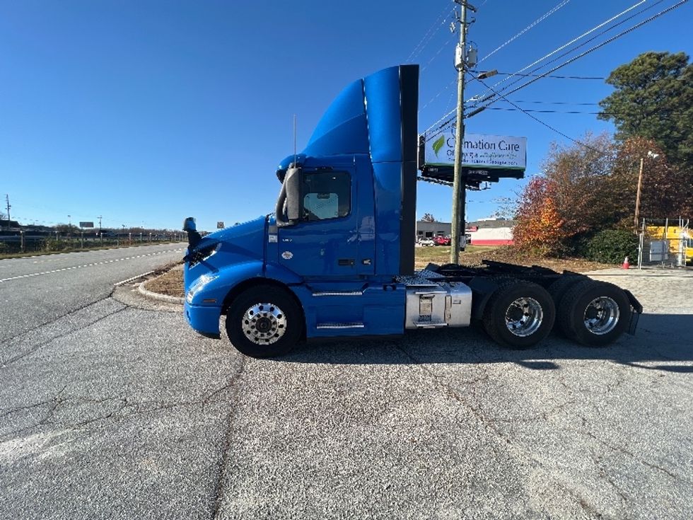 Day Cab Tractor-Heavy Duty Tractors-Volvo-2020-VNR64300-Conyers-GA-338,908\n\t\tmiles-$ 61,000 - Image 4