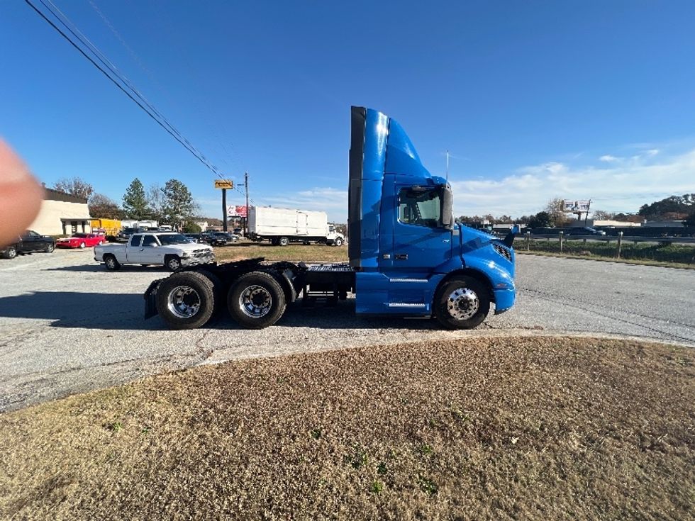 Day Cab Tractor-Heavy Duty Tractors-Volvo-2020-VNR64300-Conyers-GA-338,908\n\t\tmiles-$ 61,000 - Image 8
