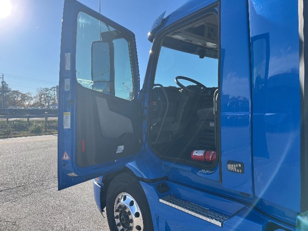 Day Cab Tractor-Heavy Duty Tractors-Volvo-2020-VNR64300-Conyers-GA-338,908\n\t\tmiles-$ 61,000 - Image 9