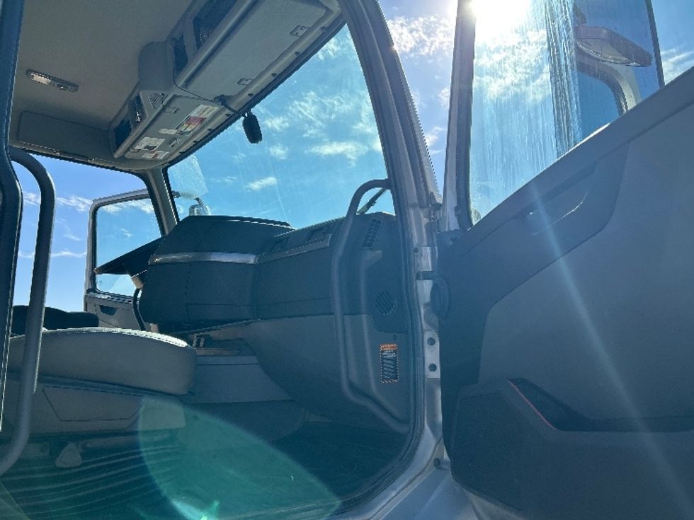Day Cab Tractor-Heavy Duty Tractors-Volvo-2020-VNR64300-Dallas-TX-429,830\n\t\tmiles-$ 44,250 - Image 12