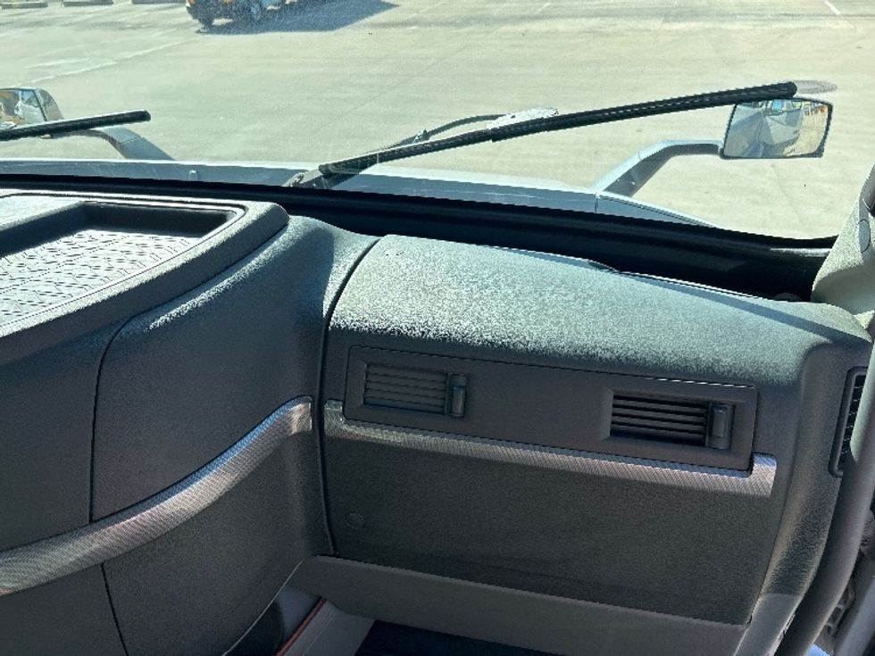 Day Cab Tractor-Heavy Duty Tractors-Volvo-2020-VNR64300-Dallas-TX-429,830\n\t\tmiles-$ 44,250 - Image 13