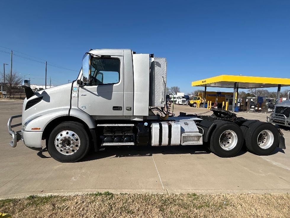 Day Cab Tractor-Heavy Duty Tractors-Volvo-2020-VNR64300-Dallas-TX-429,830\n\t\tmiles-$ 44,250 - Image 4