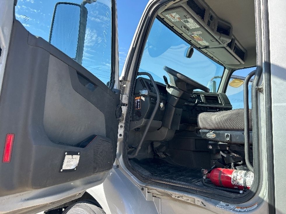 Day Cab Tractor-Heavy Duty Tractors-Volvo-2020-VNR64300-Dallas-TX-429,830\n\t\tmiles-$ 44,250 - Image 9