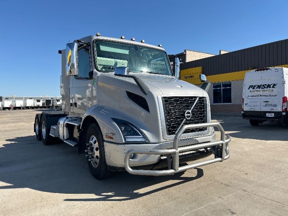 Day Cab Tractor-Heavy Duty Tractors-Volvo-2020-VNR64300-Dallas-TX-436,793\n\t\tmiles-$ 43,750 - Image 1