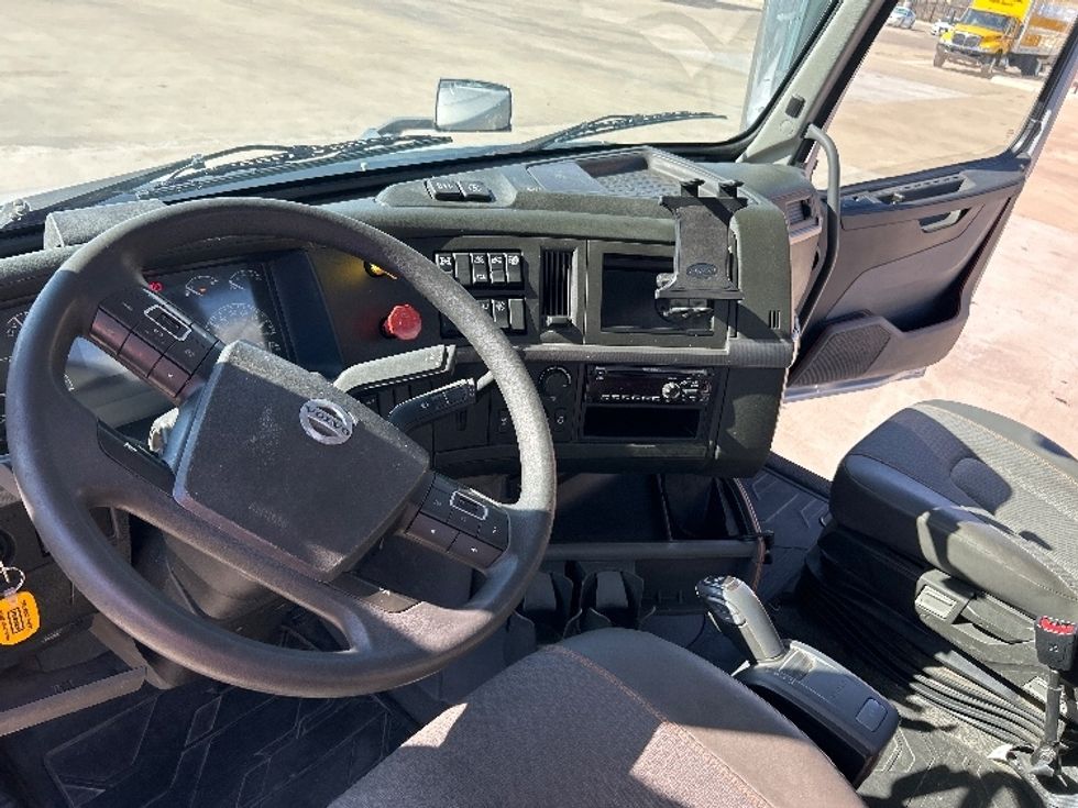 Day Cab Tractor-Heavy Duty Tractors-Volvo-2020-VNR64300-Dallas-TX-436,793\n\t\tmiles-$ 43,750 - Image 10